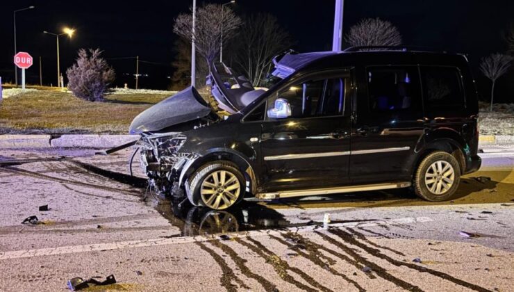 Afyonkarahisar’da Feci Kaza: Tır ile Hafif Ticari Araç Çarpıştı, 1 Ölü, 1 Yaralı