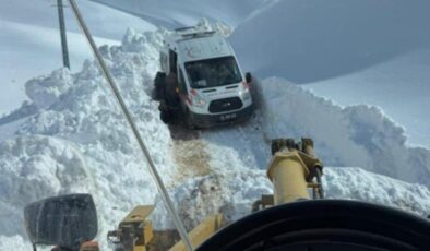 Karagöz Köyü’nde Kar Kalınlığı 2 Metreyi Buldu: Mahsur Kalan Hasta Kurtarıldı!