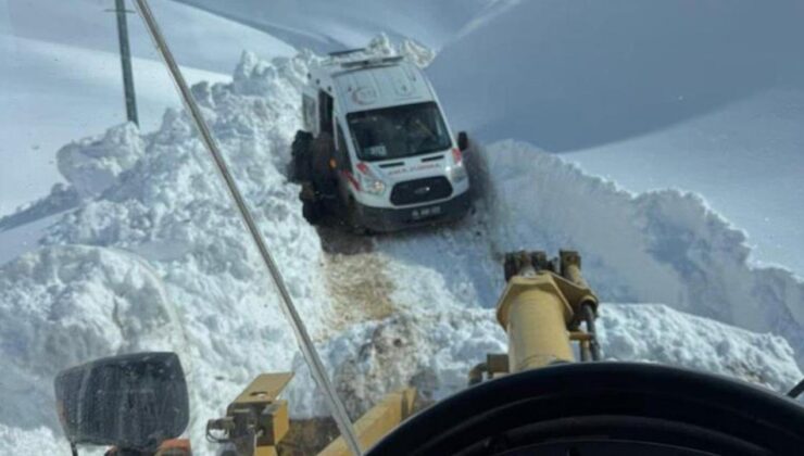 Karagöz Köyü’nde Kar Kalınlığı 2 Metreyi Buldu: Mahsur Kalan Hasta Kurtarıldı!