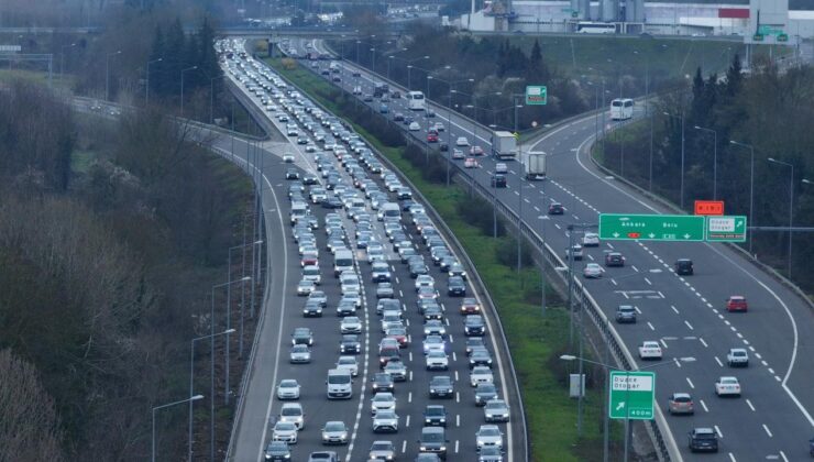 Bayram Dönüşü Trafiği: Anadolu Otoyolu ve D-100’de Yoğunluk Devam Ediyor