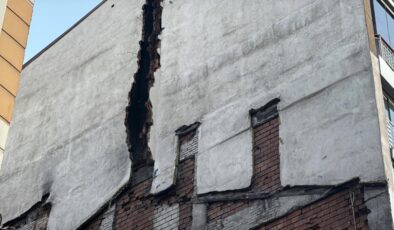 Sivas’ta Yıkım Faciası: Yıkım Esnasında Bitişik Bina Hasar Gördü, 21 Daire Tahliye Edildi