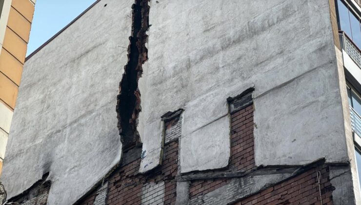 Sivas’ta Yıkım Faciası: Yıkım Esnasında Bitişik Bina Hasar Gördü, 21 Daire Tahliye Edildi