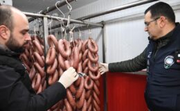 Osmangazi’de Ruhsatsız İşletmeye Baskın: 700 Kilogram Bozuk Sucuk İmha Edildi