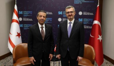 İletişim Başkanı Fahrettin Altun, STRATCOM Zirvesi 2026’da KKTC Dışişleri Bakanı Ertuğruloğlu ile Bir Araya Geldi: Kıbrıs Davası İçin Ortak İletişim Stratejileri Geliştirilecek