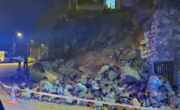 Bursa’da Yağış Sonrası İstinat Duvarı Çöktü: Park Halindeki Otomobil Hasar Gördü