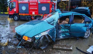 Bursa’da Feci Kaza: Reklam Panosuna Çarpan Otomobilde 1 Ölü, 2 Yaralı