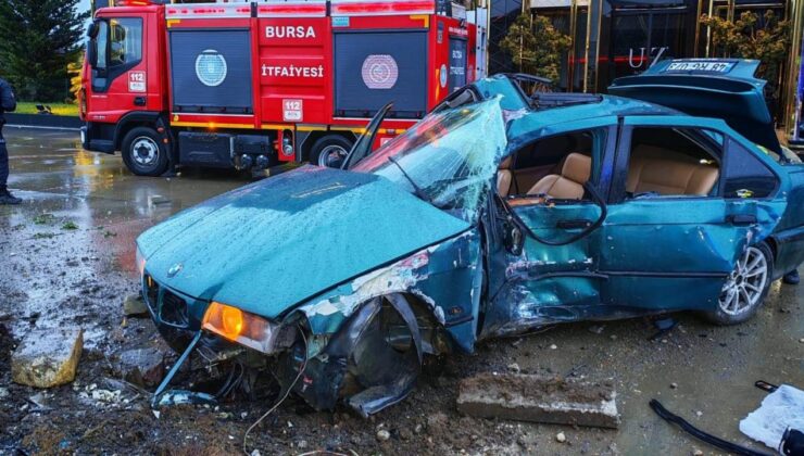 Bursa’da Feci Kaza: Reklam Panosuna Çarpan Otomobilde 1 Ölü, 2 Yaralı