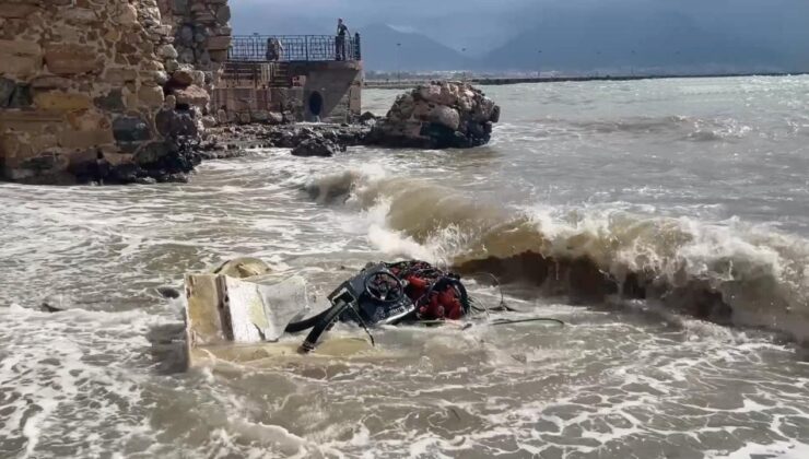 Alanya Açıklarında Balıkçı Teknesi Battı: 2 Kişi Kurtuldu, Tekne Kıyıya Vurdu