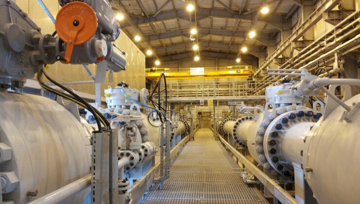 Abu Dabi’deki Doğal Gaz Tesisi ve Petrol Sahası Füze Saldırısıyla Hedef Alındı: Faaliyetler Durduruldu