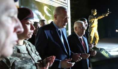 Cumhurbaşkanı Erdoğan, Özel Kuvvetler’de Mehmetçik ile İftar Sonrası Ömer Halisdemir’i Andı