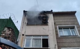 Fatih Ayvansaray’da Yangın: Duriye Sokak’taki Apartmanda Alevler Yükseldi, Kurtarma Çalışmaları Devam Ediyor