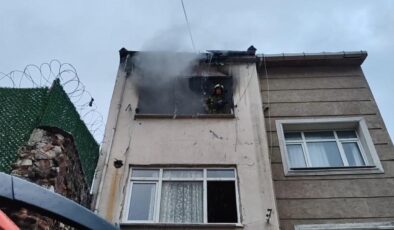 Fatih Ayvansaray’da Yangın: Duriye Sokak’taki Apartmanda Alevler Yükseldi, Kurtarma Çalışmaları Devam Ediyor