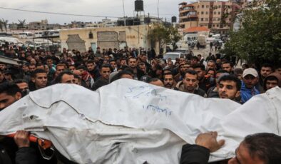 İsrail, Ateşkesi İhlal Ederek Gazze’de Saldırılarına Devam Ediyor: Çocuk Hayatını Kaybetti