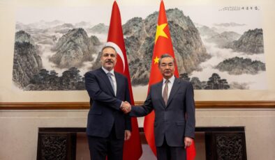 Dışişleri Bakanı Hakan Fidan ve Çinli Mevkidaşı Wang Yi Arasında Kritik Telefon Görüşmesi: Bölgesel Gelişmeler ve İşbirliği Ele Alındı
