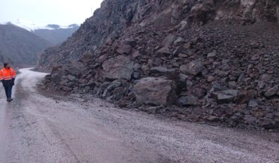 Hakkari-Yüksekova Karayolu’nda Heyelan: Trafik Kontrollü Olarak Sağlanıyor