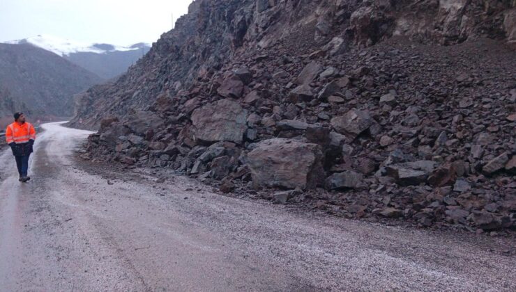 Hakkari-Yüksekova Karayolu’nda Heyelan: Trafik Kontrollü Olarak Sağlanıyor