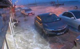 Hatay’da Şiddetli Rüzgar Denizi Coşturdu: Çevlik Sahil Yolu ve İşletmeler Sular Altında Kaldı