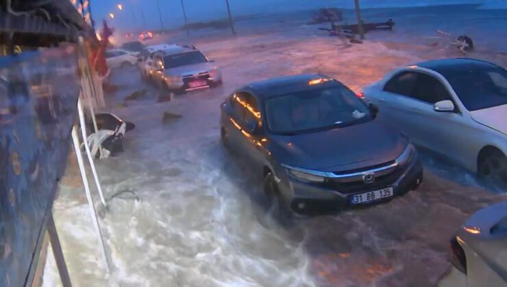 Hatay’da Şiddetli Rüzgar Denizi Coşturdu: Çevlik Sahil Yolu ve İşletmeler Sular Altında Kaldı