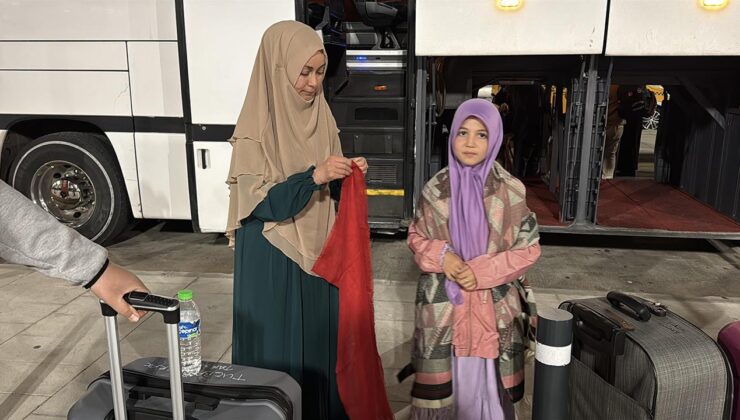 Depremzede Hazal’ın Umre Hayali Gerçek Oldu: 72 Saat Sonra Kurtarılan Hazal, Ailesiyle Kutsal Topraklara Uçtu