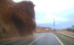 Mersin-Antalya Karayolu’nda Heyelan: Yol Çift Yönlü Kapandı, Sürücü Yaralandı