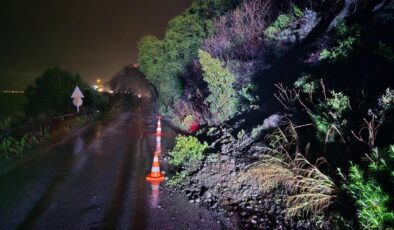 Mudanya Altıntaş Sahil Yolu’nda Yağış Sonrası Toprak Kayması: Yol Yeniden Ulaşıma Açıldı
