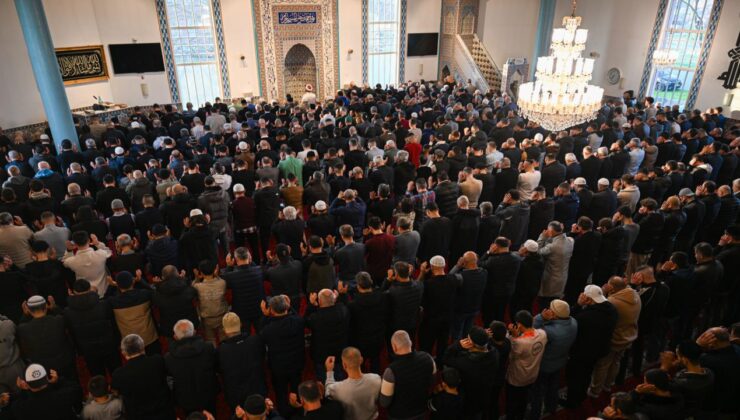 Avrupa’da Bayram Coşkusu: Müslümanlar Camilerde Bayram Namazını Eda Etti