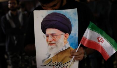 İran’da Liderlik Değişimi: Ayetullah Hamaney’in Ölümü Sonrası Anayasal Süreç İşliyor