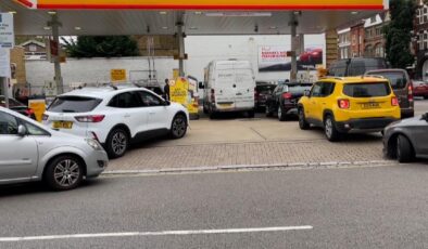 ABD/İsrail-İran Savaşı Petrol Piyasasını Vurdu: İngiltere’de Akaryakıt Fiyatları Fırladı, Tedarik Kısıtlamaları Başladı