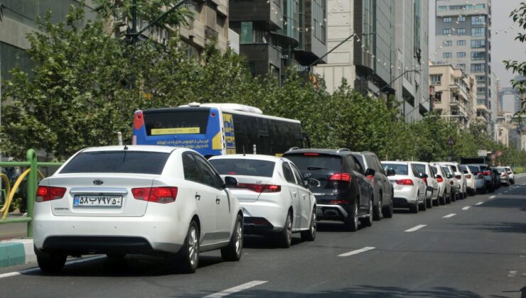 İran’da Benzin Krizi: ABD-İsrail Saldırıları Sonrası Tahran’da Yakıt Sıkıntısı ve Uzun Kuyruklar