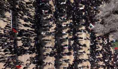 İran’da Okul Saldırısı: Minab’da Hayatını Kaybeden 165 Kişi İçin Kitlesel Cenaze Töreni Düzenlendi, Dünya Dayanışma Çağrısı