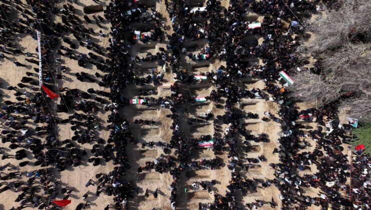 İran’da Okul Saldırısı: Minab’da Hayatını Kaybeden 165 Kişi İçin Kitlesel Cenaze Töreni Düzenlendi, Dünya Dayanışma Çağrısı