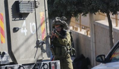 İsrail Askerlerinden El Halil’de Saldırı: Filistinli Genç Yaralandı, Gözaltılar Devam Ediyor