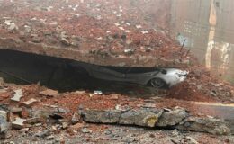 İstanbul’u Sağanak Yağış Vurdu: Ulaşım Aksadı, Evleri Su Bastı, Okul Duvarı Çöktü