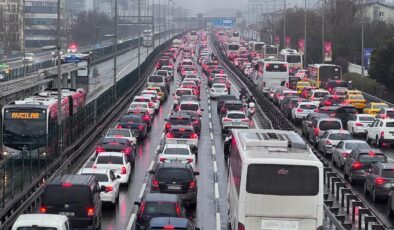 Bayram Dönüşü İstanbul’da Trafik Çilesi: Yağmur ve Yoğunluk Hayatı Felç Etti