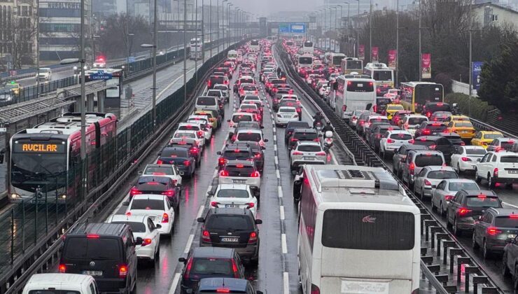 Bayram Dönüşü İstanbul’da Trafik Çilesi: Yağmur ve Yoğunluk Hayatı Felç Etti