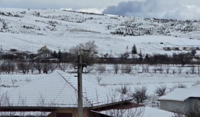 Korkuteli’de Kar Yağışı Hayatı Olumsuz Etkiledi: Yollar Kapandı, Ekipler Seferber Oldu