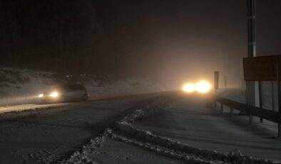 Domaniç Dağları’nda Kar Yağışı Ulaşımı Olumsuz Etkiliyor: Kış Lastiği ve Zincir Uyarısı