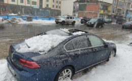 Ardahan’da Havaların Isınmasıyla Çatılardan Düşen Kar ve Buz Tehlikesi: Araçlar Hasar Gördü, Uyarılar Yapıldı