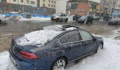 Ardahan’da Havaların Isınmasıyla Çatılardan Düşen Kar ve Buz Tehlikesi: Araçlar Hasar Gördü, Uyarılar Yapıldı