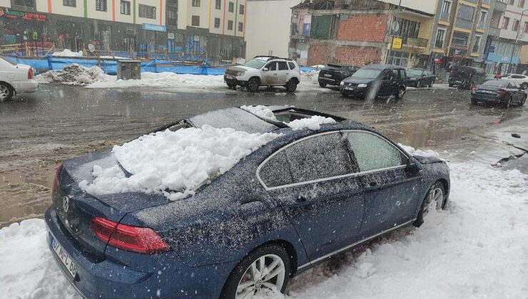 Ardahan’da Havaların Isınmasıyla Çatılardan Düşen Kar ve Buz Tehlikesi: Araçlar Hasar Gördü, Uyarılar Yapıldı