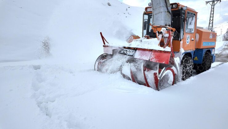 Van ve Çevresinde Kar ve Tipi Ulaşımı Felç Etti: Yollar Kapandı, Ekipler Seferber Oldu