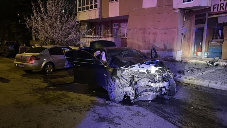 Kayseri’de Feci Kaza: 2 Otomobil Çarpıştı, 1’i Ağır 5 Yaralı