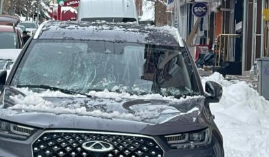 Kocamustafapaşa’da Tehlike: Karagöl Mahallesi’nde Park Halindeki Otomobilin Üzerine Buz ve Kar Kütlesi Düştü