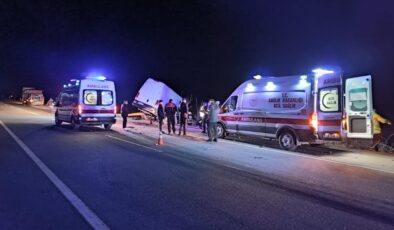 Edirne’de Feci Kaza: Kapalı Kasa Kamyonet Tıra Çarptı, 2 Ölü, 1 Yaralı