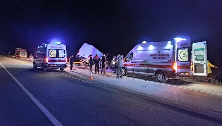 Edirne’de Feci Kaza: Kapalı Kasa Kamyonet Tıra Çarptı, 2 Ölü, 1 Yaralı