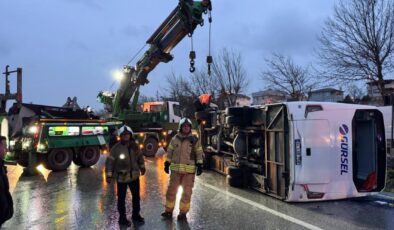 D-100’de Feci Kaza: Servis Midibüsü Devrildi, 1 Ölü, Çok Sayıda Yaralı