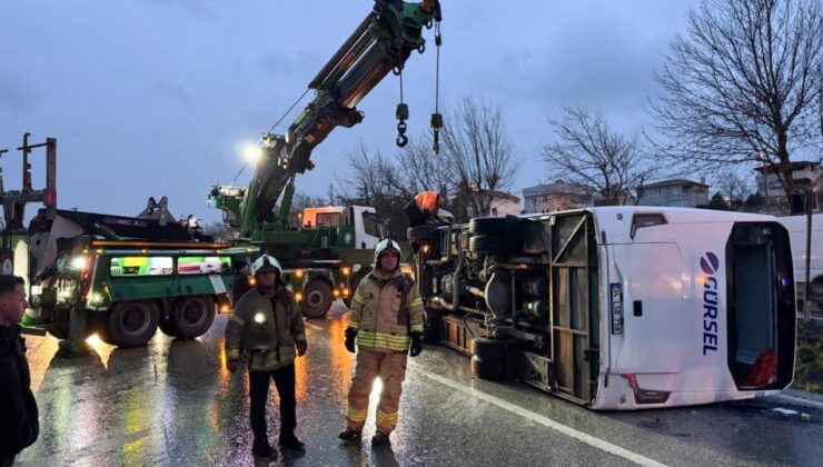 D-100’de Feci Kaza: Servis Midibüsü Devrildi, 1 Ölü, Çok Sayıda Yaralı