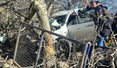 Aydın’da Feci Kaza: Mezarlık Mevkiinde Otomobil Yoldan Çıktı, 2 Ölü, 1 Yaralı