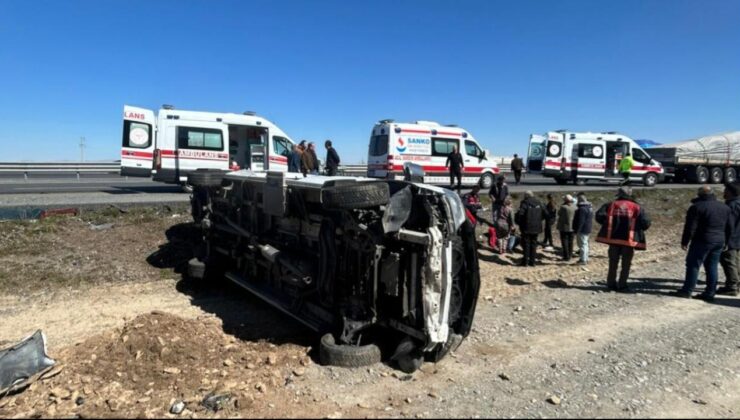 Afyonkarahisar’da Tır Minibüse Çarptı: 11 Yaralı