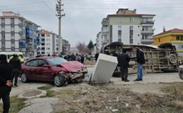 Çorum’da Minibüs ve Otomobil Çarpıştı: 5 Yaralı, Elektrik Trafosunda Hasar Meydana Geldi